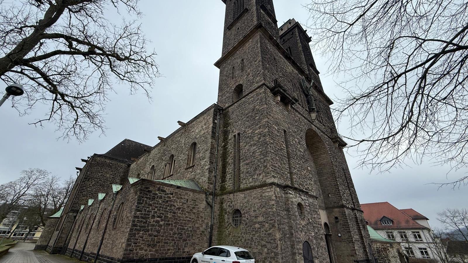 Große Kirche aus Naturstein mit markantem Turm, aufgenommen von einem gepflasterten Vorplatz. (c) Daniel Beinhoff Große Kirche aus Naturstein mit markantem Turm, aufgenommen von einem gepflasterten Vorplatz.