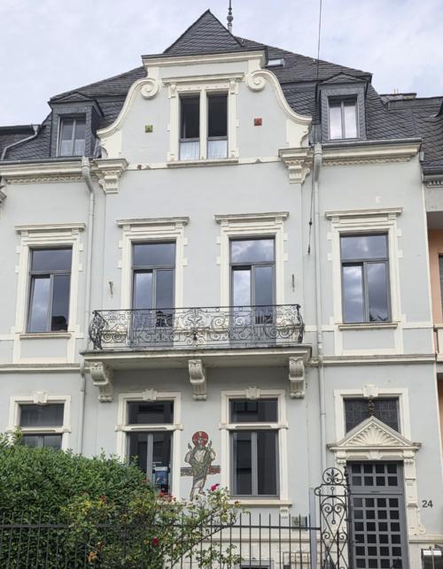 Historisches Wohnhaus mit heller Fassade, Balkon und verzierten Fenstern in einer Häuserzeile. (c) Daniel Beinhoff Historisches Wohnhaus mit heller Fassade, Balkon und verzierten Fenstern in einer Häuserzeile.