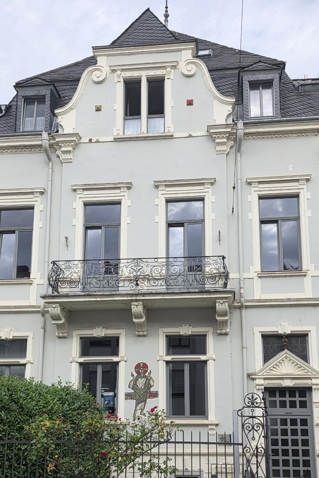 Historisches Wohnhaus mit heller Fassade, Balkon und verzierten Fenstern in einer Häuserzeile. (c) Daniel Beinhoff Historisches Wohnhaus mit heller Fassade, Balkon und verzierten Fenstern in einer Häuserzeile.