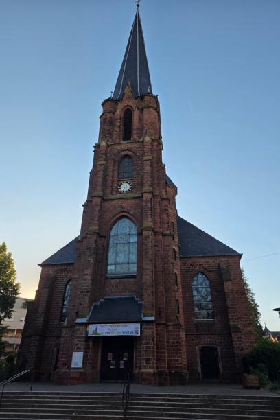 Kirchenfassade mit hohem Turm, großen Spitzbogenfenstern und Eingang über mehrere Treppenstufen (c) Daniel Beinhoff Kirchenfassade mit hohem Turm, großen Spitzbogenfenstern und Eingang über mehrere Treppenstufen